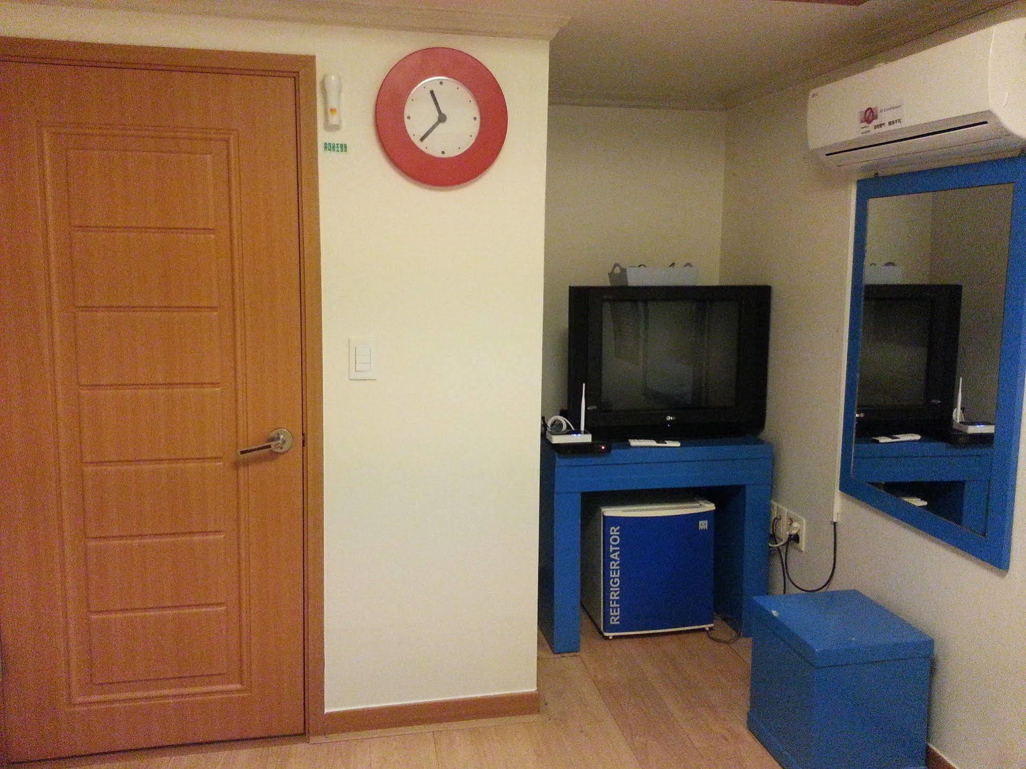 Oppa Hostel Сеул Экстерьер фото